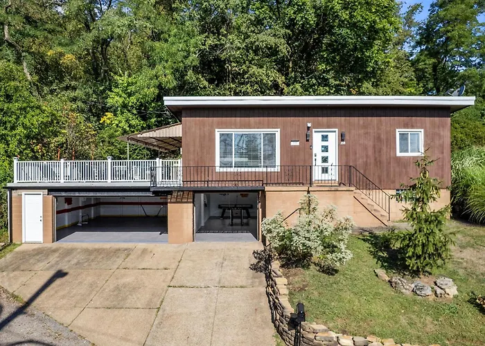 Stylish And Bright 3bd Home, Amazing Deck, Game Room, Free Parking Holiday home Pittsburgh