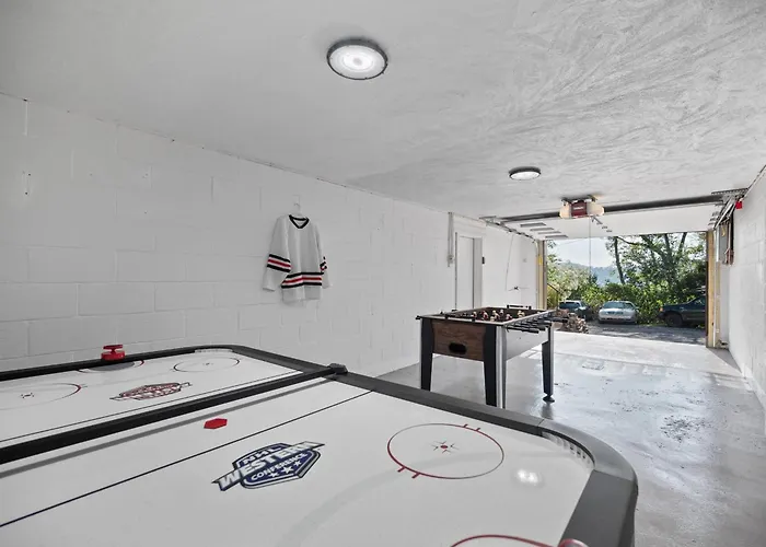 Stylish And Bright 3bd Home, Amazing Deck, Game Room, Free Parking Pittsburgh