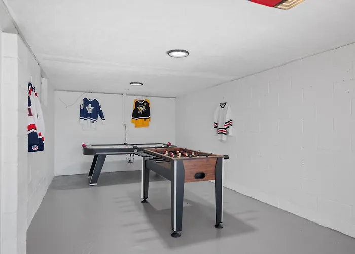 Stylish And Bright 3bd Home, Amazing Deck, Game Room, Free Parking
