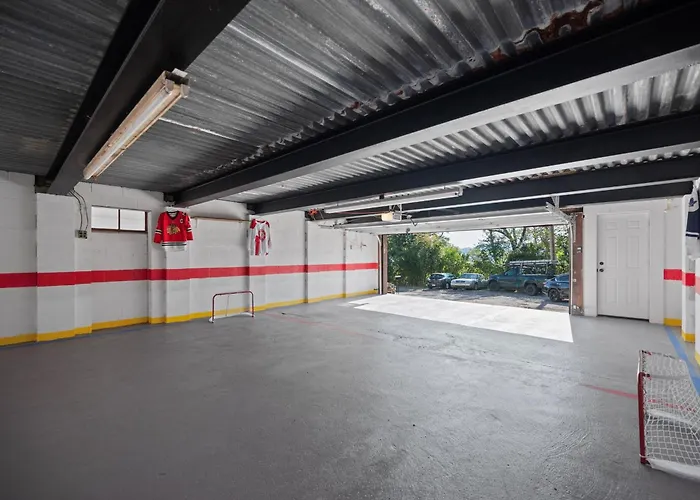 Stylish And Bright 3bd Home, Amazing Deck, Game Room, Free Parking *