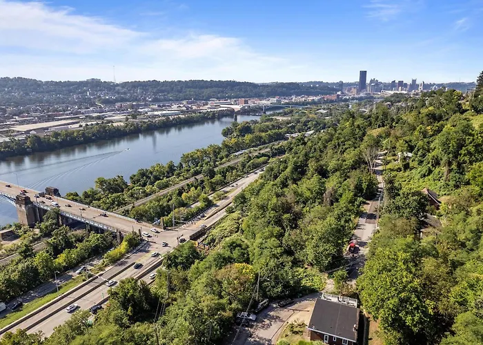 Stylish And Bright 3bd Home, Amazing Deck, Game Room, Free Parking Holiday home Pittsburgh