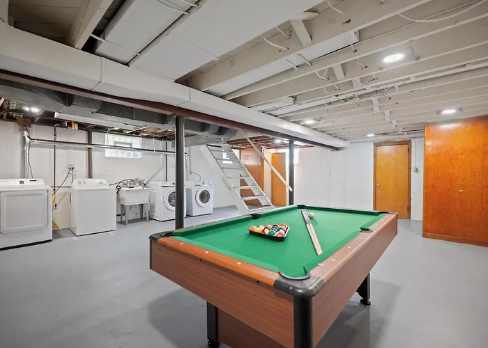 Stylish And Bright 3bd Home, Amazing Deck, Game Room, Free Parking