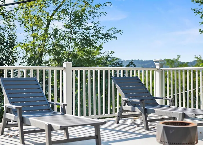 Stylish And Bright 3bd Home, Amazing Deck, Game Room, Free Parking Holiday home Pittsburgh
