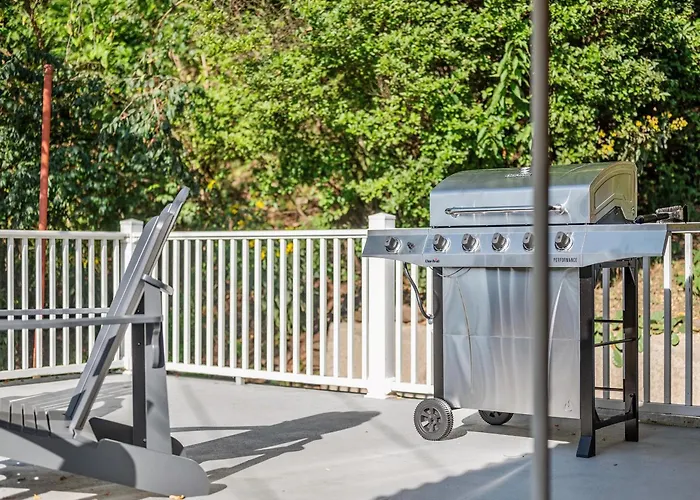 Stylish And Bright 3bd Home, Amazing Deck, Game Room, Free Parking *