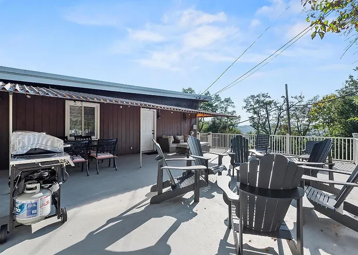 Holiday home Stylish And Bright 3bd Home, Amazing Deck, Game Room, Free Parking *