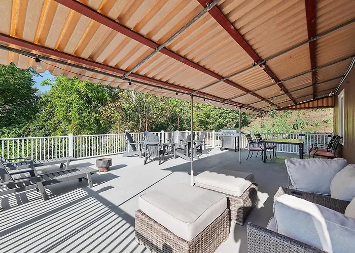 Stylish And Bright 3bd Home, Amazing Deck, Game Room, Free Parking Holiday home