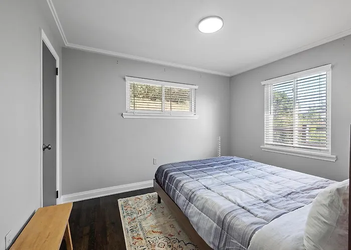 Holiday home Stylish And Bright 3bd Home, Amazing Deck, Game Room, Free Parking *