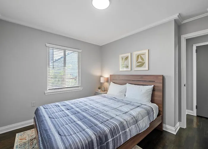 Holiday home Stylish And Bright 3bd Home, Amazing Deck, Game Room, Free Parking