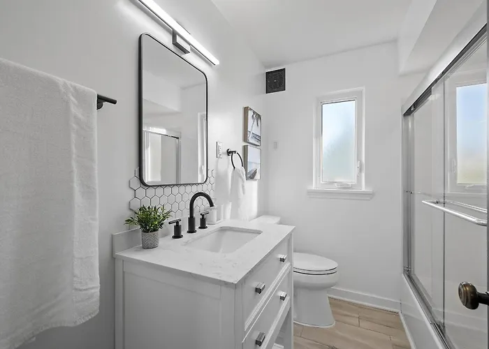 Stylish And Bright 3bd Home, Amazing Deck, Game Room, Free Parking Holiday home Pittsburgh
