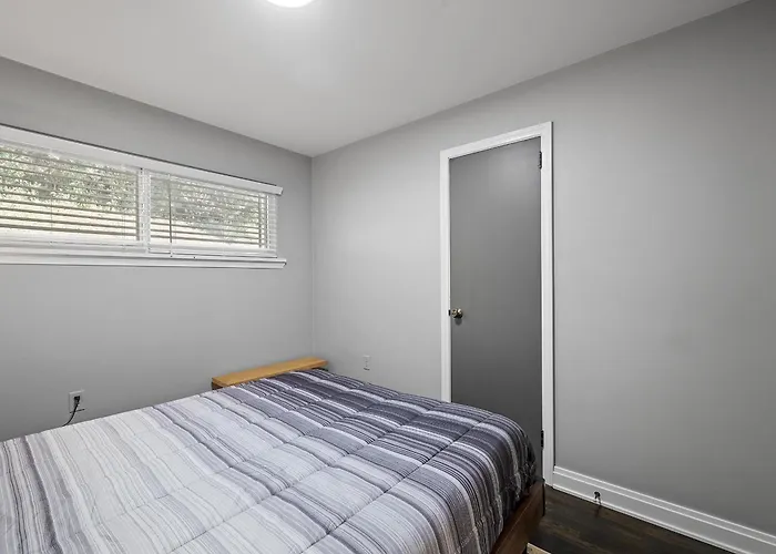 Stylish And Bright 3bd Home, Amazing Deck, Game Room, Free Parking Holiday home