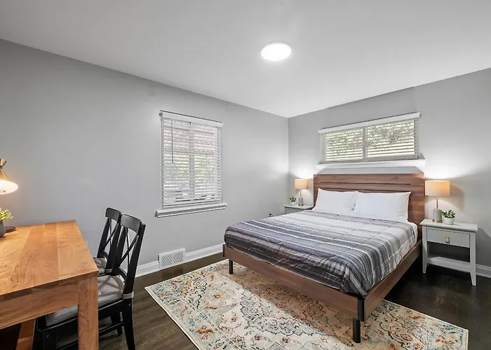 Holiday home Stylish And Bright 3bd Home, Amazing Deck, Game Room, Free Parking