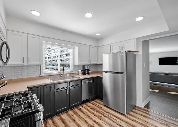 Stylish And Bright 3bd Home, Amazing Deck, Game Room, Free Parking Holiday home Pittsburgh