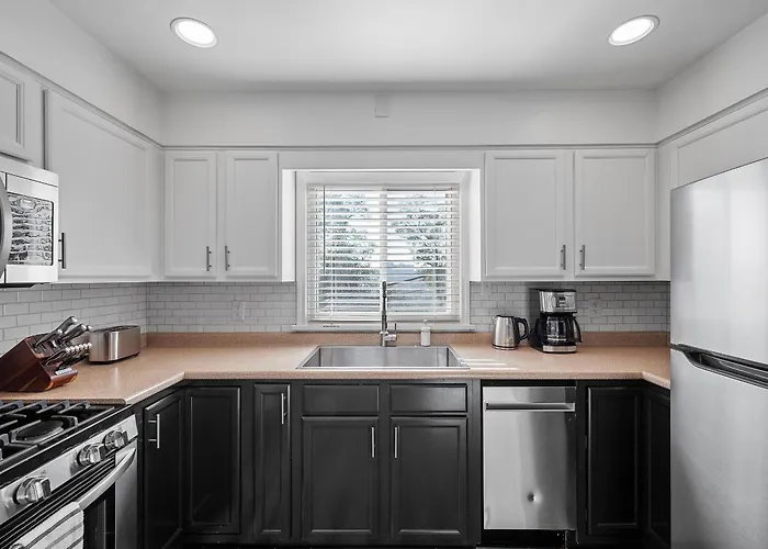 Stylish And Bright 3bd Home, Amazing Deck, Game Room, Free Parking Holiday home Pittsburgh