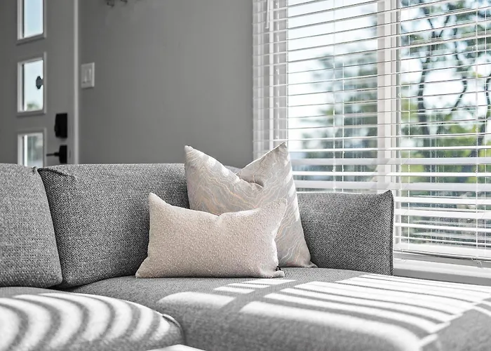 Stylish And Bright 3bd Home, Amazing Deck, Game Room, Free Parking