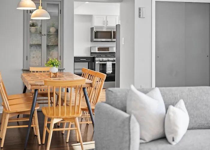 Holiday home Stylish And Bright 3bd Home, Amazing Deck, Game Room, Free Parking *