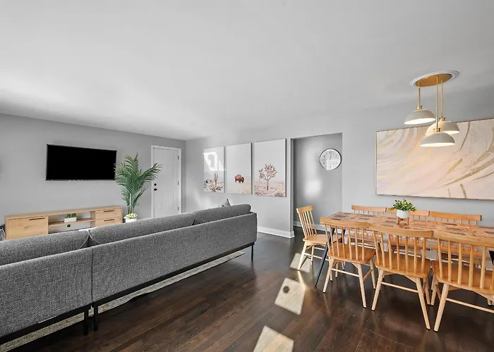 Holiday home Stylish And Bright 3bd Home, Amazing Deck, Game Room, Free Parking