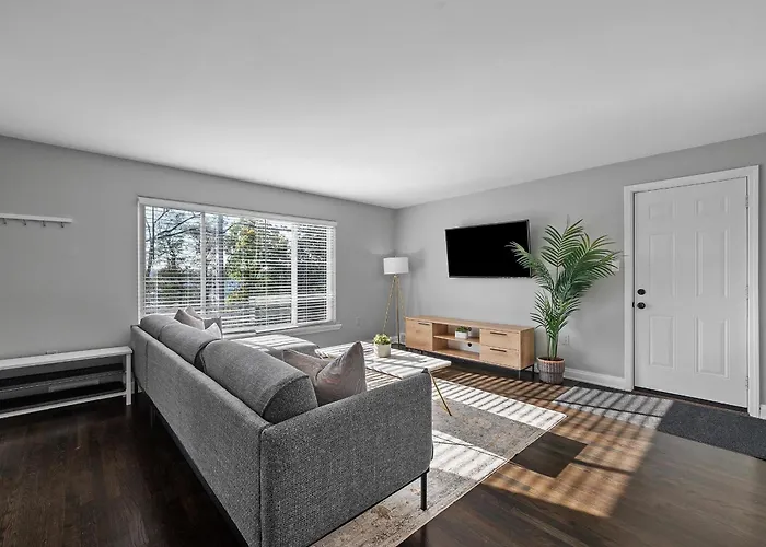Stylish And Bright 3bd Home, Amazing Deck, Game Room, Free Parking *