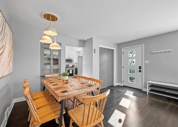 Holiday home Stylish And Bright 3bd Home, Amazing Deck, Game Room, Free Parking